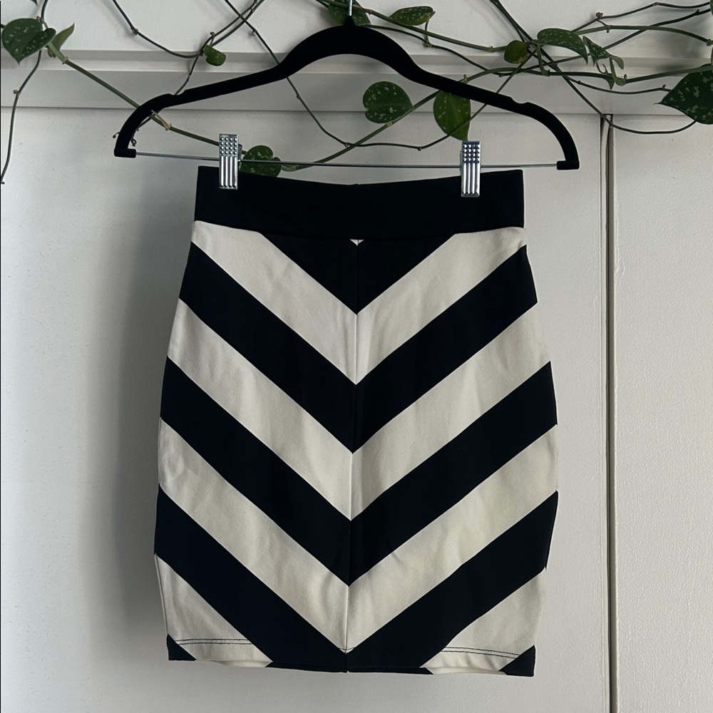 Bebe Black and White VINTAGE Chevron Mini Skirt